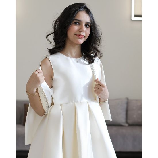 صورة فستان بناتي سهرة ساتان أوف وايت بجاكيت (كاب) مرصع بالإكسسوار - M3804